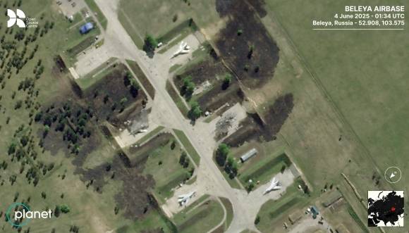 영국 런던에 기반을 둔 비영리 안보연구기관 오픈소스센터(OSC)는 4일(현지시간) 미국 민간기업 ‘플래닛 랩스’와 ‘에어버스 디펜스 스페이스’ 인공위성으로 본 러시아 공군기지 상황을 공유했다. 사진은 이날 러시아 시베리아 이르쿠츠크주 벨라야 공군기지 모습. 지난 1일 우크라이나의 기습 드론 공격으로 파괴된 투폴레프(Tu)-22M3과 Tu-95 전략폭격기가 식별된다. OSC는 벨라야 기지 내 전략항공기 외에 기지 계류장과 주변 인프라도 손상된 것으로 평가했다. 2025.6.4 OSC