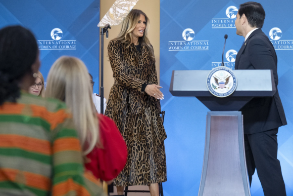 지난 4월 미국 국무부 청사에서 열린 국제 용기 있는 여성 상 시상식에 멜라니아 여사가 표범 무늬 옷을 입고 참가하고 있다. 워싱턴DC AP 연합뉴스