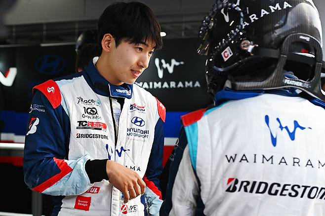 주행을 마친 동료와 이야기를 나누고 있는 이정우. 사진: 김학수 기자