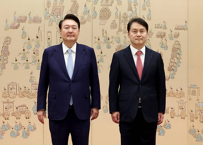 2024년 5월10일 윤석열이 김주현 민정수석에게 임명장을 수여한 뒤 사진 촬영을 했다. ⓒ대통령실사진기자단