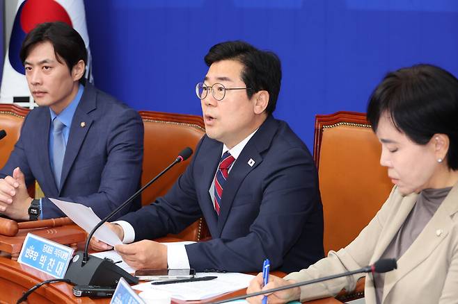 박찬대 더불어민주당 대표 권한대행 겸 원내대표(가운데)가 5일 서울 여의도 국회에서 열린 최고위원회의에서 발언하고 있다. ⓒ연합뉴스