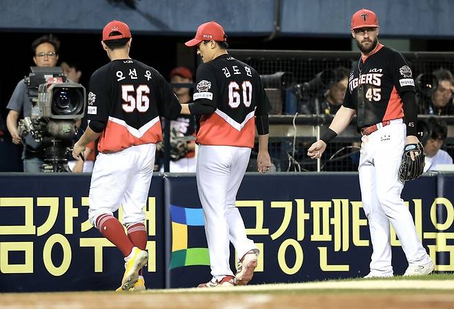 KIA 투수 김도현(가운데)은 5일 잠실 두산전에서 선발등판해 7이닝 1실점으로 하이 퀄리티스타트를 기록했다. 잠실|뉴시스