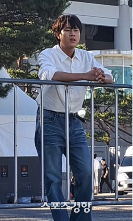 리허설 이후 팬들과 대화 중인 이무진. 인스타그램 캡처.