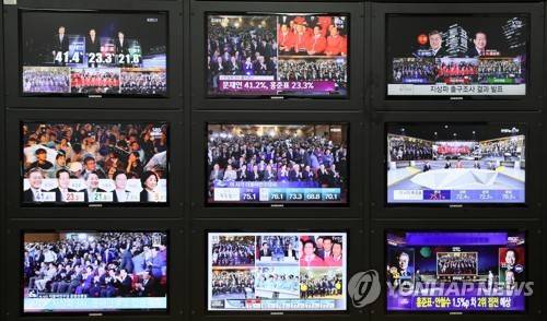 19대 대선 출구조사 결과는? (서울=연합뉴스) 진성철 기자 = 제19대 대통령선거 투표가 끝난 9일 20시께 각 방송사가 일제히 출구조사 결과를 발표하고 있다. 2017.5.9 zjin@yna.co.kr