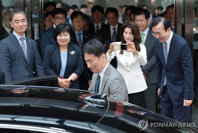 금감원 떠나는 이복현 (서울=연합뉴스) 김인철 기자 = 이복현 금융감독원장이 5일 서울 영등포구 금감원에서 이임식을 마친 뒤 차량에 탑승하고 있다. 2025.6.5 yatoya@yna.co.kr