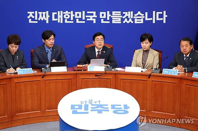 민주당 최고위원회의 (서울=연합뉴스) 김주성 기자 = 더불어민주당 박찬대 대표 권한대행 겸 원내대표가 5일 서울 여의도 국회에서 열린 최고위원회의에서 발언하고 있다. 2025.6.5 utzza@yna.co.kr