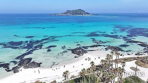 어느 봄날 협재 바닷가에서 (제주=연합뉴스) 박지호 기자 = 화창한 날씨를 보인 11일 오전 제주시 한림읍 협재해변을 찾은 관광객들이 봄 바다의 정취를즐기고 있다. 2025.4.11
jihopark@yna.co.kr