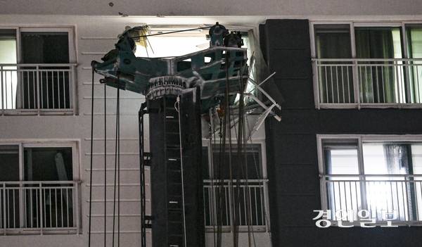 5일 오후 10시 13분께 용인시 기흥구 서천동 한 아파트 단지에서 인덕원~동탄 복선전철 공사 현장의 크레인이 쓰러져 건물을 덮치는 사고가 발생해 다수의 주민들이 대피했다. 해당 사고로 인명 피해는 발생하지 않았다. 사진은 이날 사고 현장의 모습. 2025.6.5 /이지훈기자 jhlee@kyeongin.com