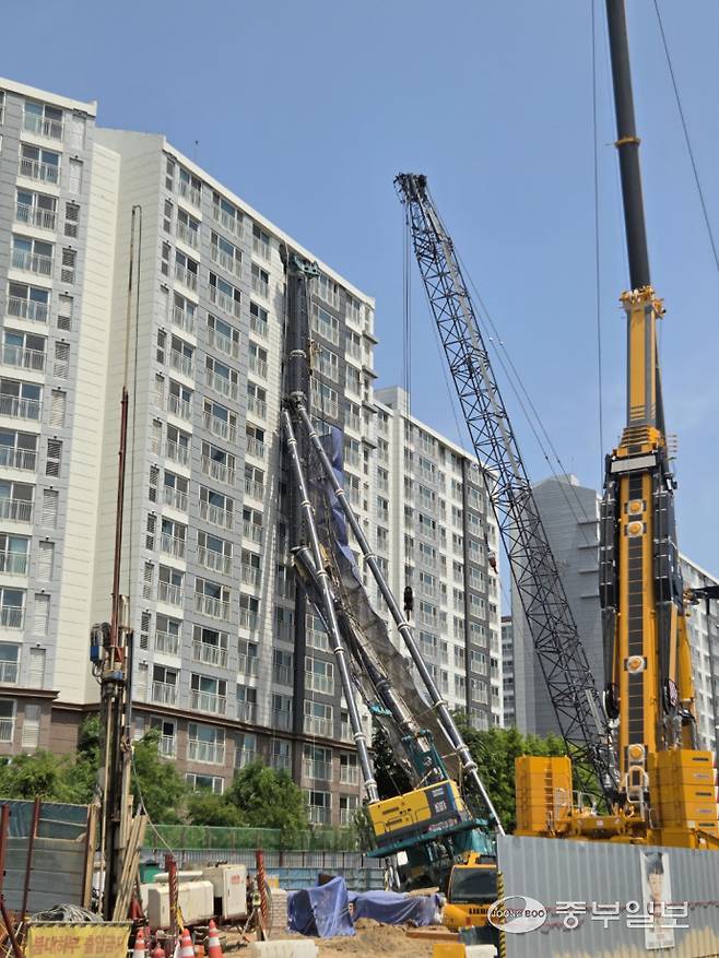 6일 오전 용인시 기흥구 서천동 인덕원~동탄 복선전철 공사 현장에서 천공기가 전도돼 인근 15층 높이 아파트를 덮친 채 쓰러져있다. 최진규기자