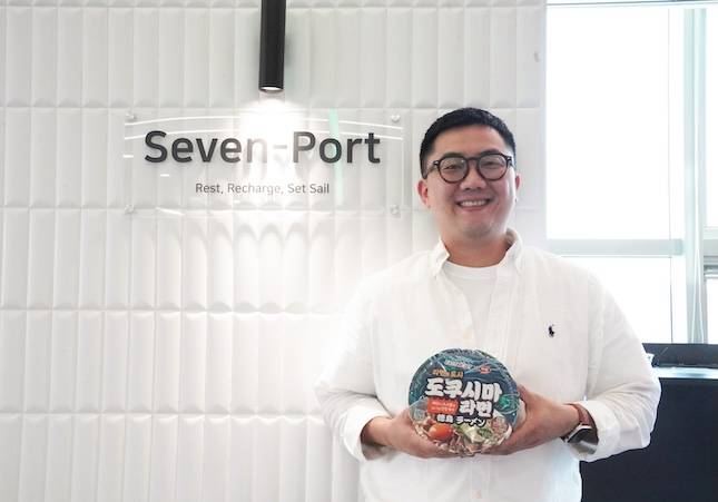 안종현 코리아세븐 상품본부 가공식품팀 라면담당 MD가 '도쿠시마 라면'을 들고 포즈를 취하고 있다. / 사진=세븐일레븐