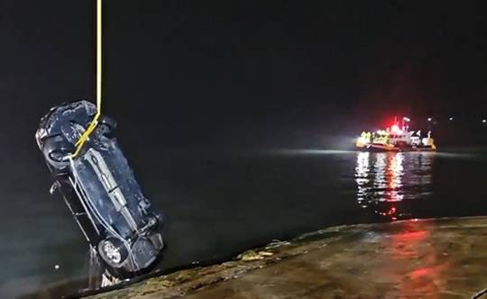 지난 2일 오후 전남 진도군 한 항만 인근 해상으로 추락한 차량이 인양되고 있다. 사진=뉴시스