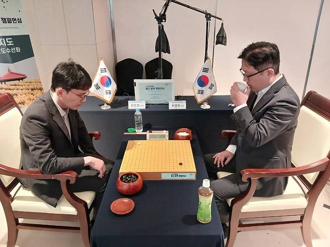 안조영 9단(왼쪽)과 최명훈 9단이 반상을 마주하고 있다.(신안에서 MHN 엄민용 선임기자)