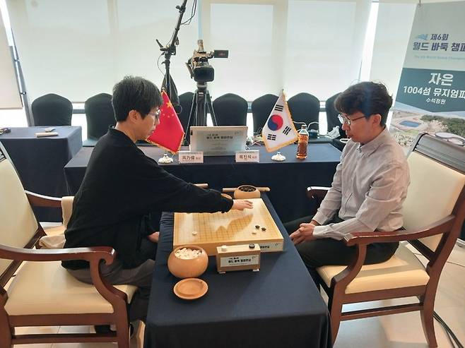 '바둑 여제' 루이나이웨이 9단(왼쪽)과 '괴동' 목진석 9단 간의 빅매치가 16강전으로 벌어졌다.(신안에서 MHN 엄민용 선임기자)