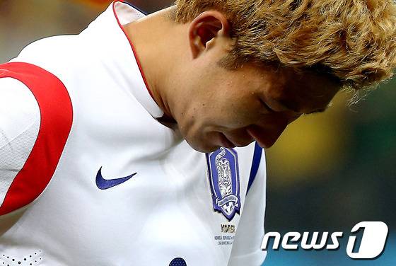 2014 브라질 월드컵에서 조별리그 탈락한 뒤 눈물 흘리는 22세의 손흥민. 2014.6.27/뉴스1