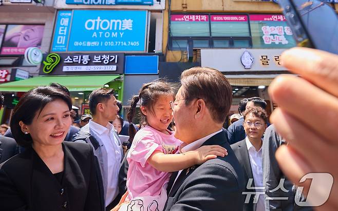 이재명 대통령과 김혜경 여사가 6일 서울 사당동 남성시장을 방문해 어린이를 안아주고 있다. (대통령실 제공. 재판매 및 DB 금지) 2025.6.6/뉴스1