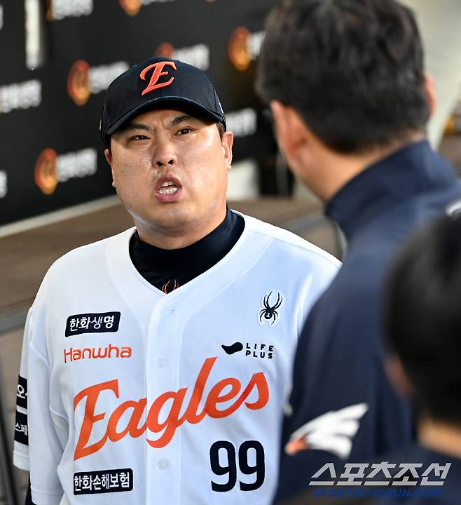 5일 대전 한화생명볼파크에서 열린 KT와 한화의 경기, 4회초 2사 만루 한화 류현진이 KT 안현민 타석을 앞두고 몸의 이상을 호소하며 교체되고 있다. 대전=허상욱 기자wook@sportschosun.com/2025.06.05/