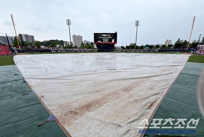 6일 광주 KIA챔피언스필드에서 열린 한화와 KIA의 경기, 경기를 앞두고 그라운드에 비가 내려 방수포가 깔려 있다. 광주=허상욱 기자wook@sportschosun.com/2025.06.06/
