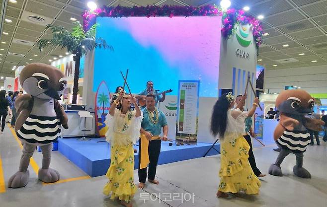 괌 부스에서 차모르 공연을 펼치고 있는 공연단