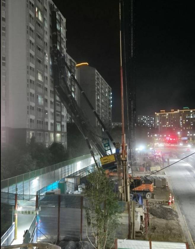 5일 오후 10시 13분쯤 경기 용인시 기흥구의 복선 전철 공사 현장에 설치된 중장비가 인근 아파트 쪽으로 넘어졌다./경기도소방재난본부