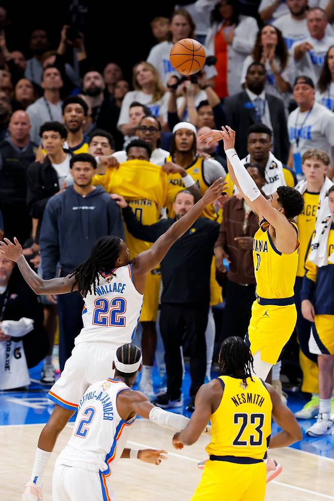 인디애나의 타이리스 할리버튼이 6일 오클라호마시티와의 NBA 챔피언결정 1차전서 종료 0.3초를 남기고 결승 득점을 올리는 모습. 인디애나가 이날 처음으로 리드를 잡는 순간이기도 했다. /Alonzo Adams-Imagn Images 연합뉴스