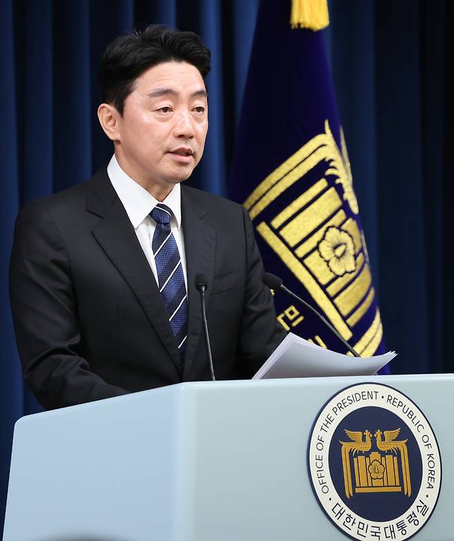 강훈식 대통령 비서실장이 6일 서울 용산구 대통령실 청사에서 대통령실 조직개편안을 발표하고 있다./뉴스1