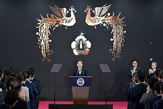 이재명 대통령이 4일 국회에서 열린 21대 대통령 취임선서식에서 박수를 받고 있다. ⓒ국회사진기자단