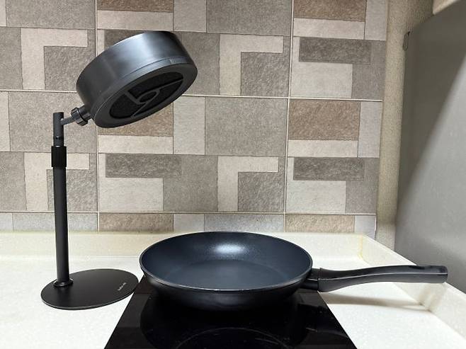 자취방 싱크대에서 삽겹살 연기를 빨아들이기 위해 대기 중인 '플러스에어' 무선 미니 주방후드 ⓒ데일리안 황지현 기자