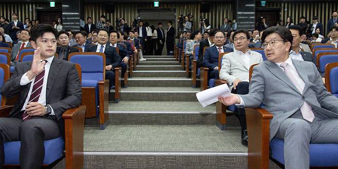 국민의힘 권성동 원내대표(앞줄 오른쪽)가 5일 서울 여의도 국회에서 열린 의원총회에서 김용태 비상대책위원장(앞줄 왼쪽)에게 모두발언 여부를 묻고 있다. 권 원내대표는 이날 대선 패배의 책임을 지고 원내대표직에서 사퇴하겠다고 밝혔다. 뉴스1