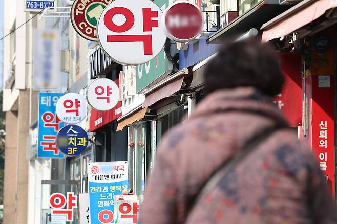 제약사 입장에서 약국은 갑이고, 약사들은 갑의 처지에서 적당한 가격에 건강기능식품을 공급받아 높은 가격에 팔 수 있다. 서울 종로구 한 거리에 있는 약국들의 모습. 연합뉴스