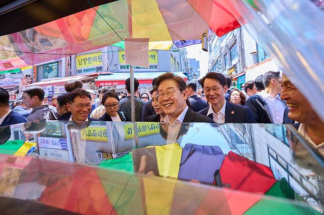 이재명 대통령과 김혜경 여사가 6일 현충일 추념식 참석 직후 서울 동작구 사당동의 남성시장을 깜짝 방문하고 있다. 대통령실 제공