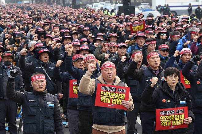 민주노총 공공운수노조 화물연대본부가 지난해 12월2일 오후 서울 영등포구 국회 인근에서 연 \'안전운임제 확대 입법 촉구 확대 간부 경고파업대회\'에서 참가자들이 구호를 외치고 있다. 연합뉴스
