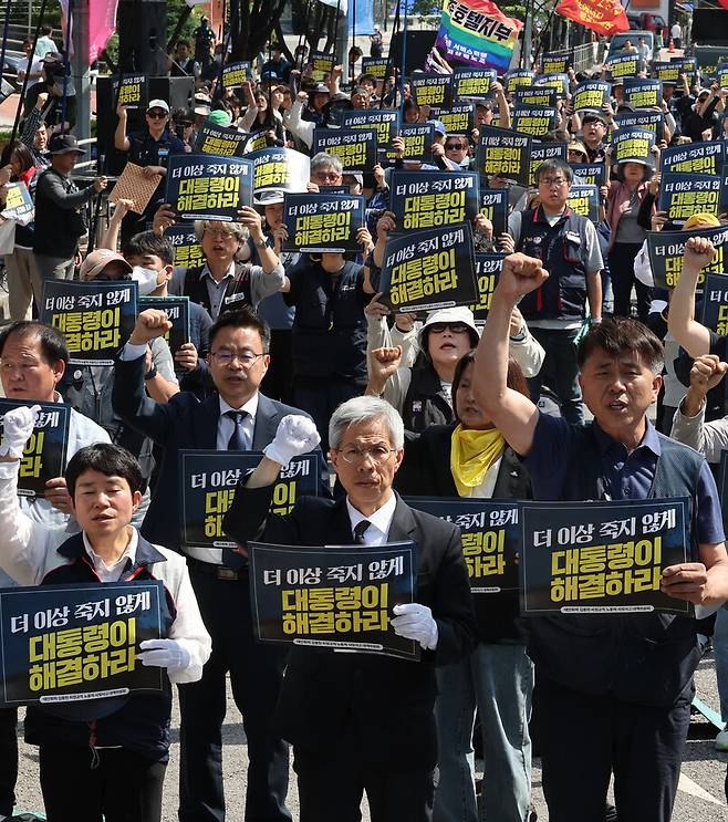 6일 권영국 민주노동당 대표가 \'태안화력 김충현 비정규직 노동자 사망사고 대책위원회\'가 서울역 부근에서 주최한 추모문화제 참석해 구호를 외치고 있다. 연합뉴스