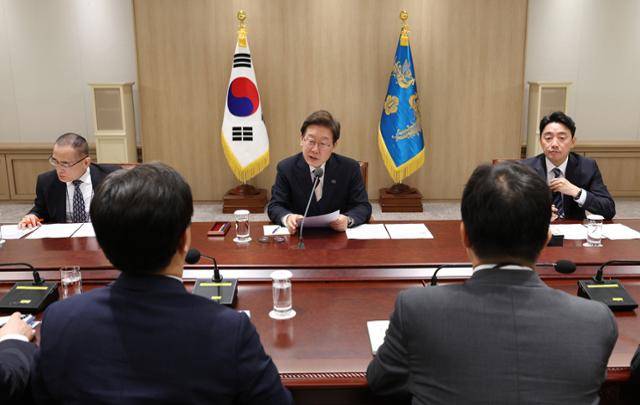 이재명 대통령이 4일 서울 용산구 대통령실에서 열린 1호 행정명령 비상경제점검TF(태스크포스) 회의에 참석해 모두발언을 하고 있다. 왕태석 선임기자