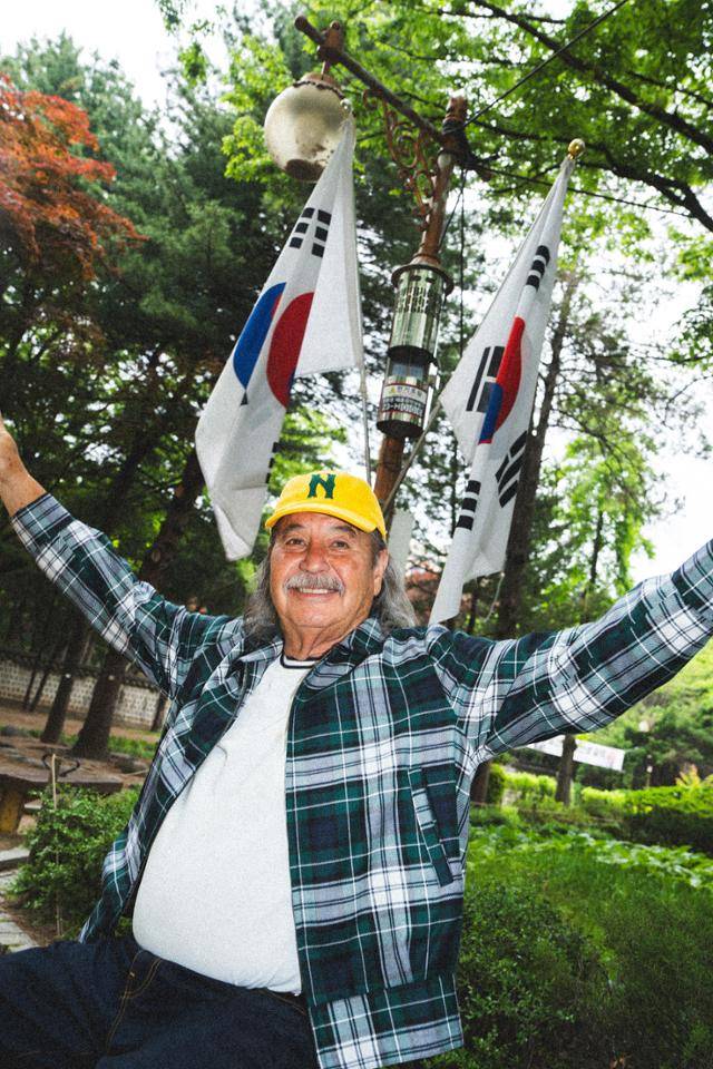 도산공원에서 필립 안 커디(70)가 화보를 찍고 있다. 무신사 제공