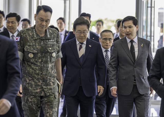 이재명 대통령이 4일 서울 용산구 합동참모본부를 방문해 김선호(앞줄 오른쪽) 국방장관 직무대행과 김명수(왼쪽) 합참의장의 안내를 받고 있다. 국방부 제공