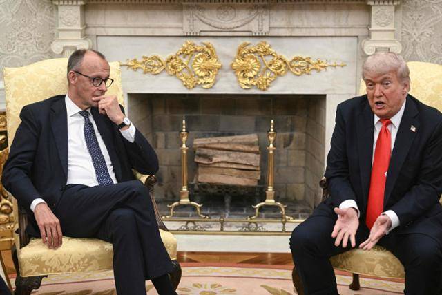 도널드 트럼프(오른쪽) 미국 대통령이 5일 워싱턴 백악관에서 프리드리히 메르츠 독일 총리와 만나 발언하고 있다. 워싱턴=AFP 연합뉴스