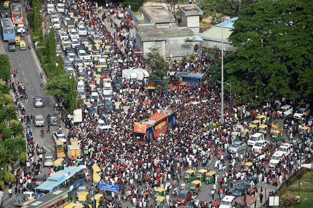크리켓 인디언 프리미어리그에서 '로열 챌린저스 벵갈루루'가 승리한 다음 날인 4일 벵갈루루 거리에 팬들이 모여 환호하고 있다. 벵갈루루=AFP 연합뉴스