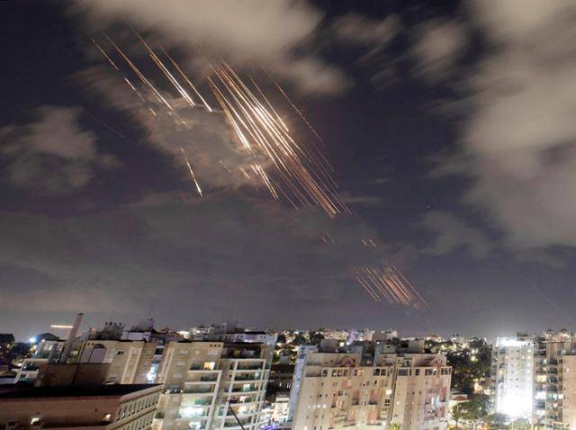 이란이 이스라엘 영토를 겨냥해 180여 기의 탄도미사일로 '보복 공격'을 단행한 지난해 10월 이스라엘 아스글론 상공에서 이란 미사일이 대공 방어시스템인 아이언돔에 의해 요격되고 있다. 아스글론=로이터 연합뉴스
