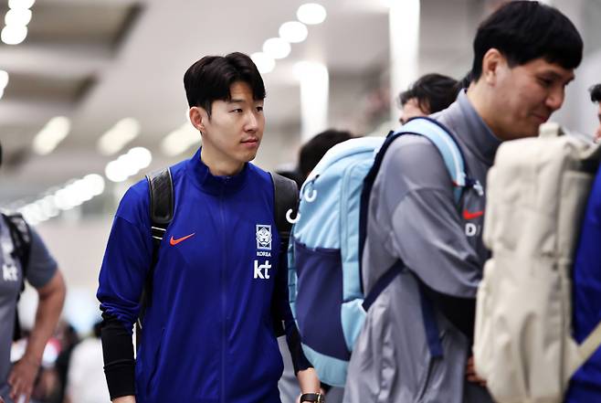 <yonhap photo-6008=""> 귀국하는 손흥민 (영종도=연합뉴스) 윤동진 기자 = 대한민국 축구 대표팀 주장 손흥민이 6일 인천국제공항을 통해 귀국하고 있다. 2025.6.6 mon@yna.co.kr/2025-06-06 19:12:37/ <저작권자 ⓒ 1980-2025 ㈜연합뉴스. 무단 전재 재배포 금지, AI 학습 및 활용 금지></yonhap>