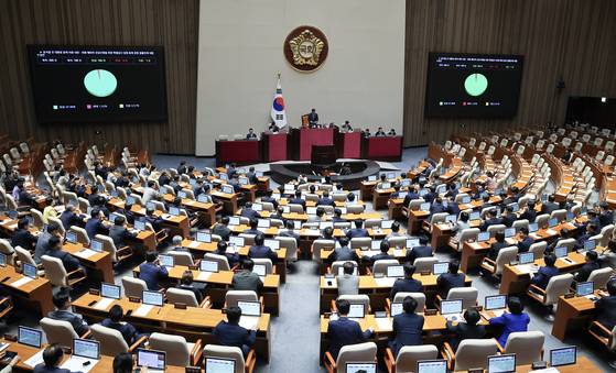 5일 서울 여의도 국회에서 열린 제426회 국회(임시회) 제1차 본회의에서 검사징계법, 채 상병 특검법, 윤석열 내란 특검법, 김건희 특검법 등이 상정되고 있다. 임현동 기자