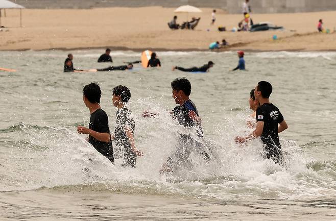6일 부산 해운대구 송정해수욕장에서 피서객들이 물놀이를 하며 더위를 식히고 있다. 송봉근 기자