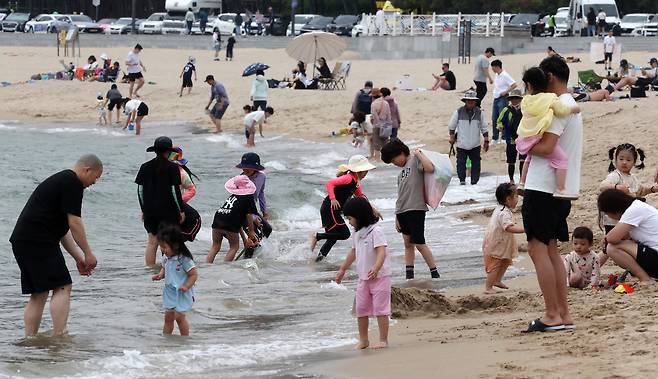 6일 부산 해운대구 송정해수욕장에서 피서객들이 물놀이를 하고 있다. 송봉근 기자