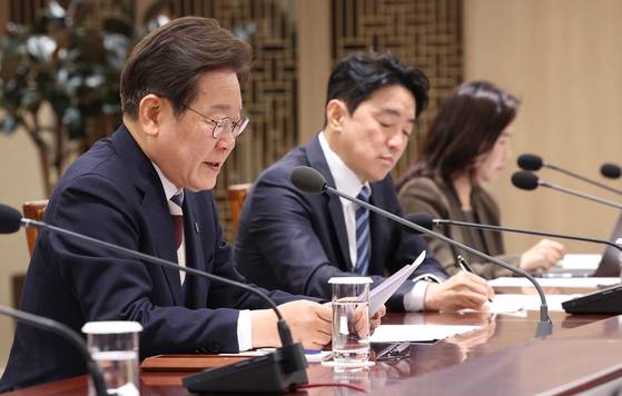 이재명 대통령이 4일 서울 용산구 대통령실에서 열린 1호 행정명령 비상경제점검TF 회의에 참석해 모두발언을 하고 있다. /2025.06.04 대통령실사진기자단 남정탁