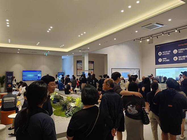 6일 경기 오산시 '오산세교 아테라' 견본주택에 방문한 방문객들의 모습. 유오상 기자