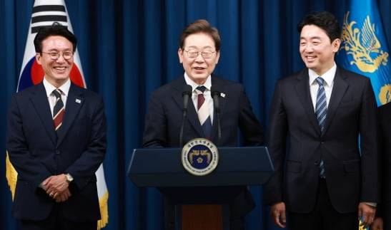 이재명 대통령이 6월 4일 서울 용산 대통령실 청사에서 국무총리 후보자로 김민석 최고위원(왼쪽), 대통령비서실장으로 강훈식 의원 등 첫 인선을 발표하고 있다. 사진=연합뉴스