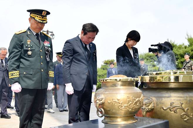 김학홍 부지사가 묵념을 하고 있다. 경북도 제공.