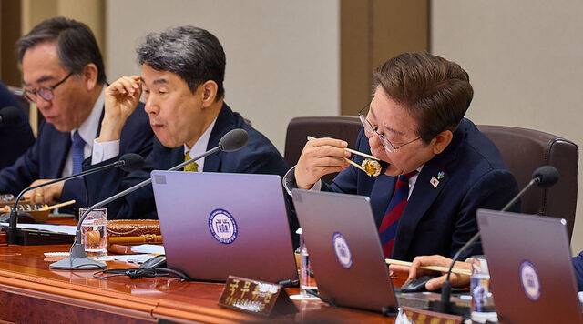 이재명 대통령이 5일 서울 용산 대통령실에서 김밥을 먹으며 첫 국무회의를 주재하고 있다. 강유정 대변인은 이 대통령이 4시간가량 진행된 이날 회의에서 인공지능(AI) 연구개발 관련 과학기술정보통신부 보고에 “행정편의주의에서 벗어나라”고 요구했다고 전했다. 대통령실 제공