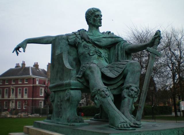 영국 요크에 있는 로마 제국 '첫 기독교인 황제' 콘스탄티누스 1세 동상. 위키미디어 커먼스