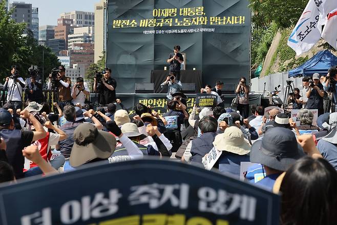 6일 서울역 부근에서 '태안화력 김충현 비정규직 노동자 사망사고 대책위원회'가 주최한 추모문화제에서 참석자가 발언하고 있다. 연합뉴스