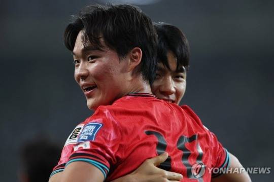 오현규(오른쪽)와 골세리머니를 펼치는 전진우 / 사진=연합뉴스